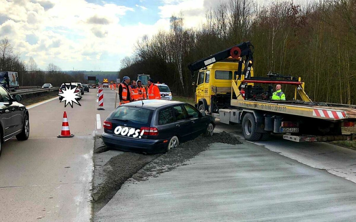 Bei Markbreit auf der A7 endet eine Pinkelpause in einer frischgegossenen Betonplatte. Das Pannenfahrzeug steckt fest. Bei Markbreit auf der A7 endet eine Pinkelpause in einer frischgegossenen Betonplatte. Das Pannenfahrzeug steckt fest.